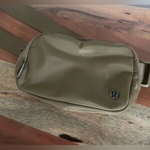 Brand New Guaranteed Authentic Lululemon 1 L Belt Bag (color: Linen) Fanny pack